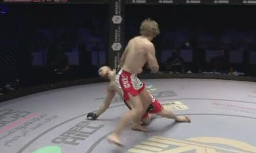 Видео тяжелого нокаута казахстанского файтера бэкфистом за 13 секунд после начала боя Brave CF