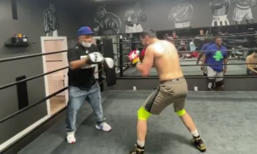 Непобежденный казахстанский боксер показал видео тренировки с известным наставником в США