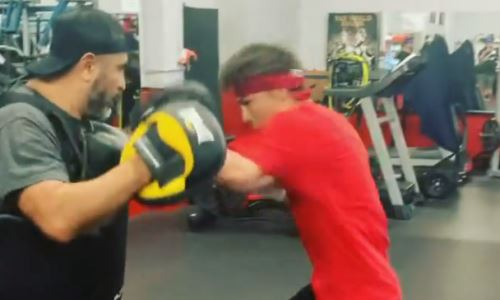 Батыр Джукембаев показал технику комбинаций и ударов по корпусу. Видео