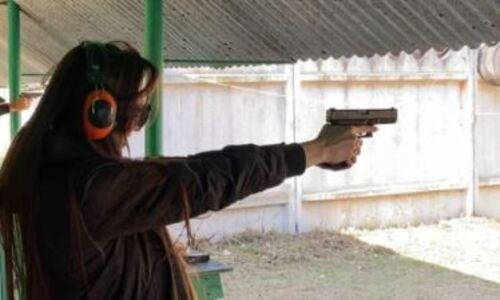 Сабина Алтынбекова показала владение оружием и удостоилась сравнения с легендарной казахстанкой. Видео