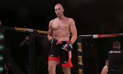 Найдено необычное объяснение «побега» бойца из клетки после рекордного нокаута казахстанца за 13 секунд