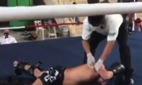 25-летний боец пропустил смертельный хай-кик на турнире в Эквадоре. Видео