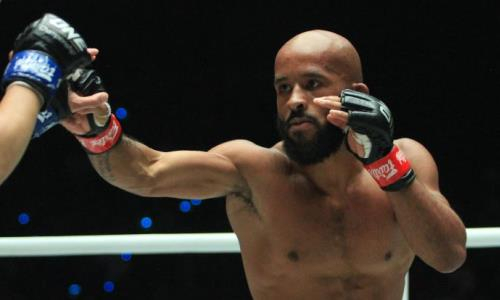 Легенду UFC серией тяжелых ударов нокаутировали в титульном бою. Видео