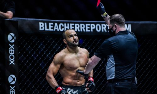 Экс-чемпион UFC и Bellator потерпел неожиданное поражение дисквалификацией. Видео