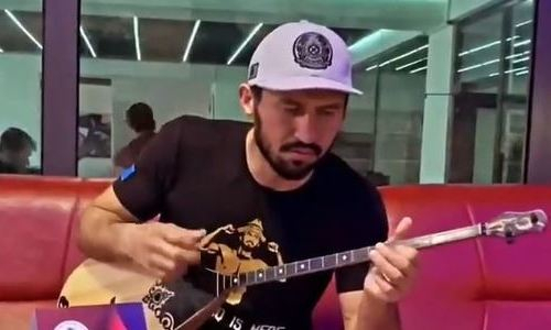 Казахстанский боец UFC блеснул музыкальным талантом игры на домбре. Видео