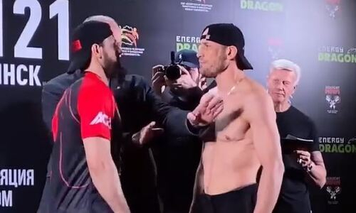 Казахстанский файтер «Львиное сердце» сделал вес и провел битву взглядов с россиянином перед боем в ACA. Видео