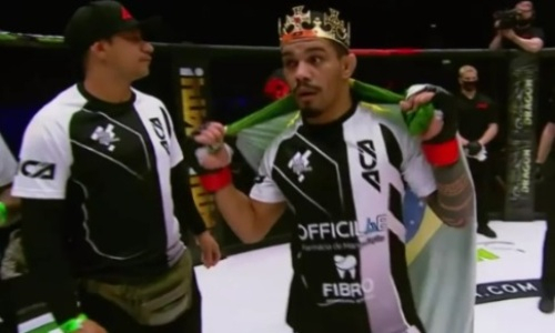 «Король» победил за десять секунд до конца раунда на АСА 121 и надел корону. Видео