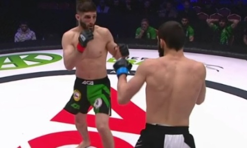 Обидчик трех казахстанцев «удосрочил» в первом раунде россиянина на АСА 121. Видео