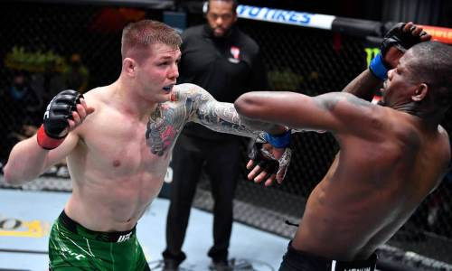 Видео полного боя Веттори — Холланд в главном событии турнира UFC с тотальным разгромом