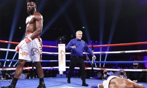 Жуткий нокаут «двоечкой» в рубке супертяжей зафиксирован на вечере бокса в США. Видео