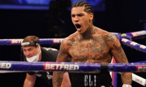 «Разрушитель» устроил зверское избиение латиносу и выиграл главный титульный бой за 80 секунд. Видео нокаута