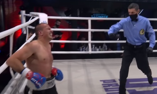 Супертяж дебютировал на профи-ринге жестким нокаутом в первом же раунде. Видео