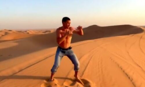 Непобежденный казахстанский боксер восстановился от коронавируса и показал бой с тенью в пустыне. Видео