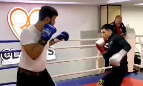 Жанкош Тураров вернулся после коронавируса на ринг и «понапропускал» в голову от известного блогера. Видео