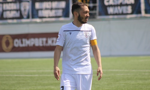 возрастной футболист с капитанской повязкой