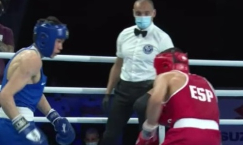 Видео боя с тремя нокдаунами и нокаутом, или Как казахстанец мутузил испанского боксера на МЧМ-2021