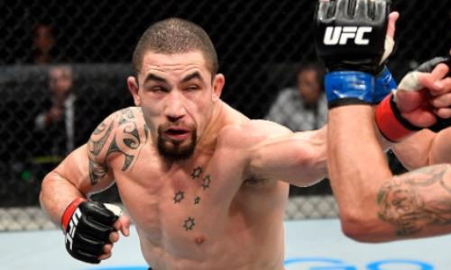 Главный бой турнира UFC завершился разгромной победой экс-чемпиона. Видео