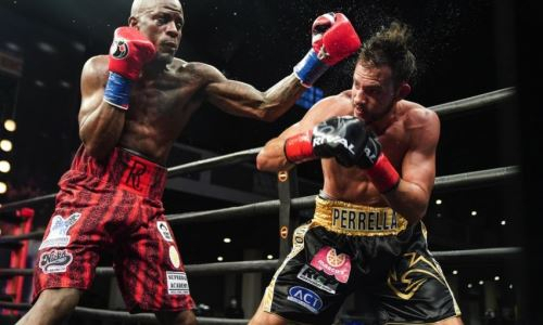 Сенсационным исходом завершился главный бой вечера бокса в США. Видео