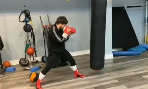 Казахстанский боксер продемонстрировал молниеносные комбинации ударов на тренировке. Видео