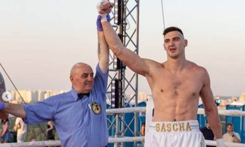 Непобежденный супертяж-гигант завоевал титул жестким нокаутом в первом же раунде. Видео