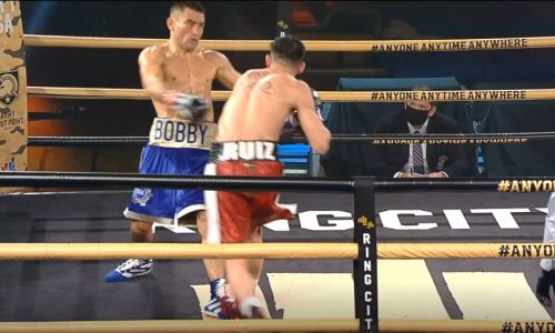 Как казахстанский боксер бил соперника ниже пояса и незамедлительно поплатился. Видео