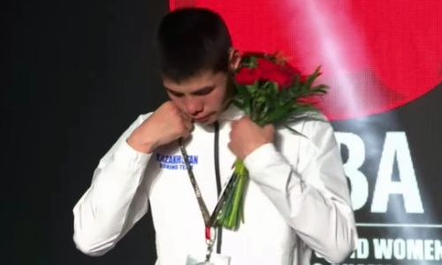 Казахстанский боксер не сдержал эмоции после поражения в финале МЧМ-2021. Видео
