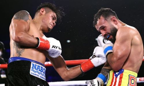 Главный бой вечера бокса в США с нокдаунами и штрафом завершился нокаутом от чемпиона мира. Видео