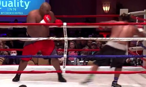 175-килограммовый супертяж нокаутировал дебютанта в первом же раунде. Видео