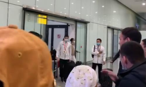 Победителей и призеров молодежного чемпионата мира встретили в аэропорту в Казахстане. Видео