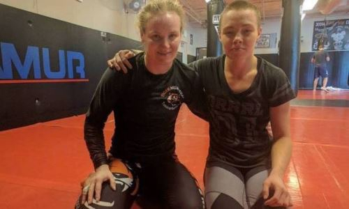 Валентина Шевченко и другая чемпионка обнялись после побед на турнире UFC 261. Видео
