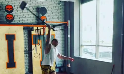 Усик под музыку из «Мортал Комбат» показал мощную работу кувалдой. Видео