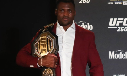 Фрэнсис Нганну приехал в Камерун с чемпионским поясом UFC. Видео