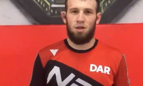 Казахстанский боец ММА эффектно попробовал себя в кулачных боях и отправил соперника в нокаут. Видео