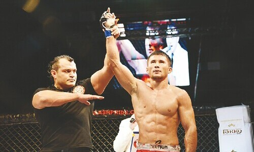 В ACA вспомнили исторический дебют первого бойца из Казахстана и его досрочную победу во втором раунде. Видео