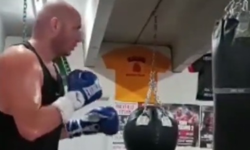 Стопроцентный нокаутер-супертяж из Казахстана пушечными ударами сломал грушу. Видео