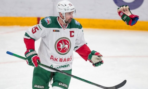 Топ-клуб конференции «Барыса» в КХЛ продлит контракт с 40-летним нападающим