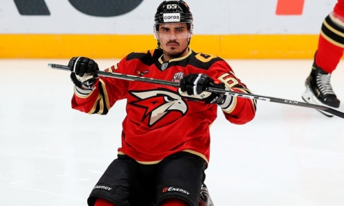 Принципиальный соперник «Барыса» продлит контракт с хоккеистом без единого матча в плей-офф КХЛ