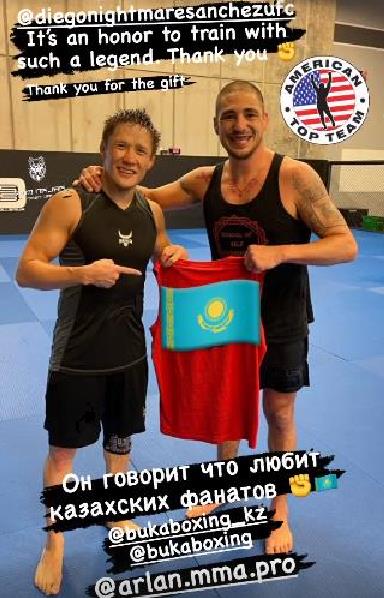 «Он говорит, что любит казахских фанатов». Жумагулов провел тренировку с легендой UFC по прозвищу «Кошмар». Фото