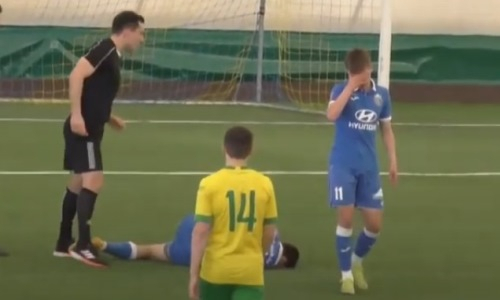 Играющий в Европе казахстанский футболист получил серьезную травму. Его унесли на носилках. Видео