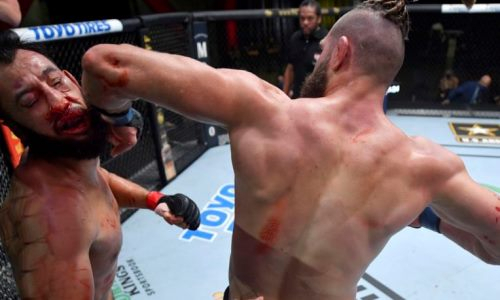 Нокаутом после крутого удара локтем с разворота завершился главный бой турнира UFC. Видео