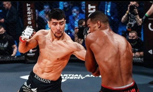 «Угол мне очень помог». Петр Ян вернул казахского файтера в чувства после нокдауна и помог ему одолеть бразильца