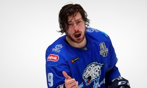 «Имеет большой опыт». Экс-защитник «Барыса» пропустил лишь один плей-офф за семь лет и восхитил свой новый клуб