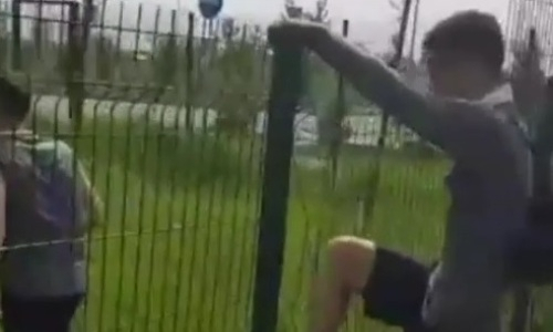 «Вот как так можно, а?». Футболисты казахстанского клуба пробирались на стадион сквозь дырку в заборе. Видео