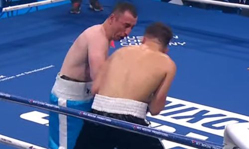Казахстанский боксер проиграл непобежденному россиянину в андекарде Лиама Смита