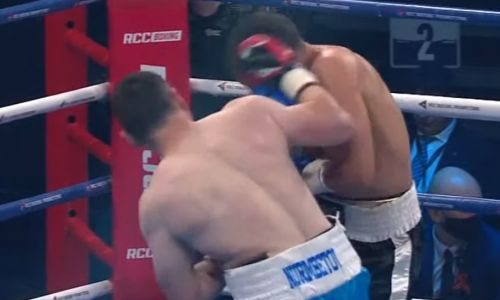 Видео боя казахстанца с непобежденным российским боксером в андекарде Лиама Смита
