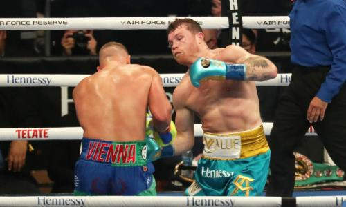 Видео боя «Канело» — Сондерс с избиением и досрочной победой