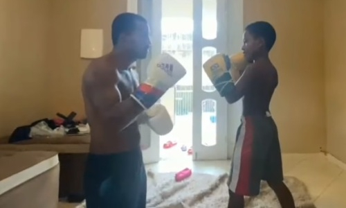 Непобежденный нокаутер дерется с детьми перед боем с Головкиным. Видео