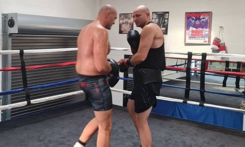 Стопроцентный нокаутер из Казахстана вышел в ринг с Тайсоном Фьюри. Видео