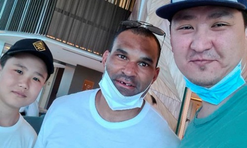 Найджела Доуса поймали в Дубае, где он весело проводит свой отдых