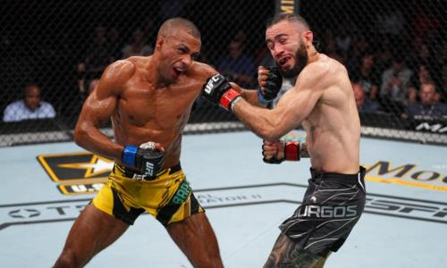 Экс-соперник Хабиба Нурмагомедова выдал необычный нокаут на UFC 262. Видео